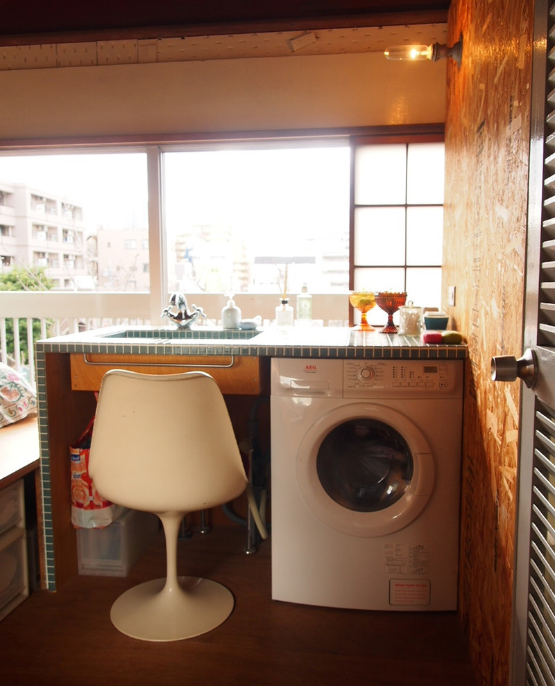 東京23区にあるエクレクティックスタイルのおしゃれなトイレ・洗面所の写真
