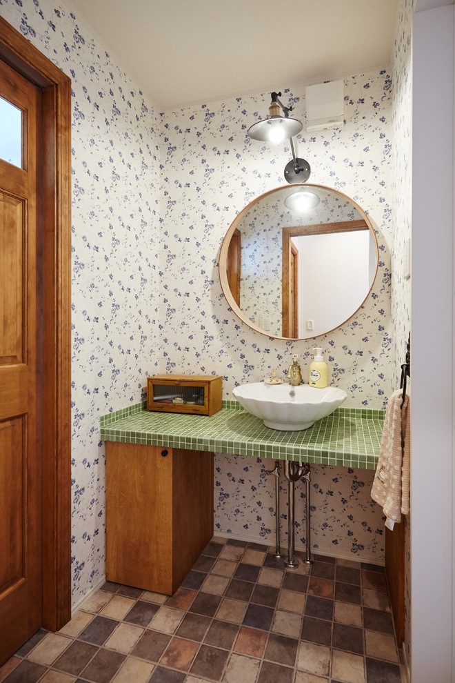 Idée de décoration pour un WC et toilettes style shabby chic avec du papier peint.