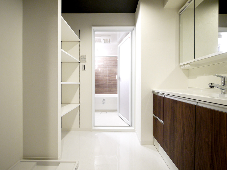 Moderne Gästetoilette mit dunklen Holzschränken, weißer Wandfarbe, Keramikboden, weißem Boden und weißer Waschtischplatte in Tokio