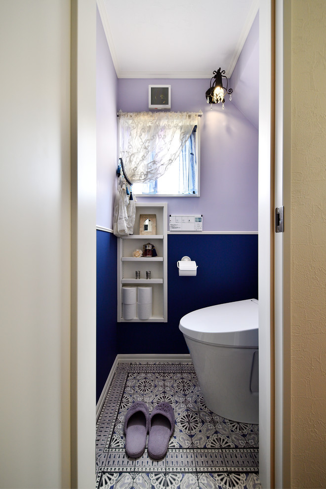 Стильный дизайн: туалет в средиземноморском стиле с разноцветными стенами и разноцветным полом - последний тренд