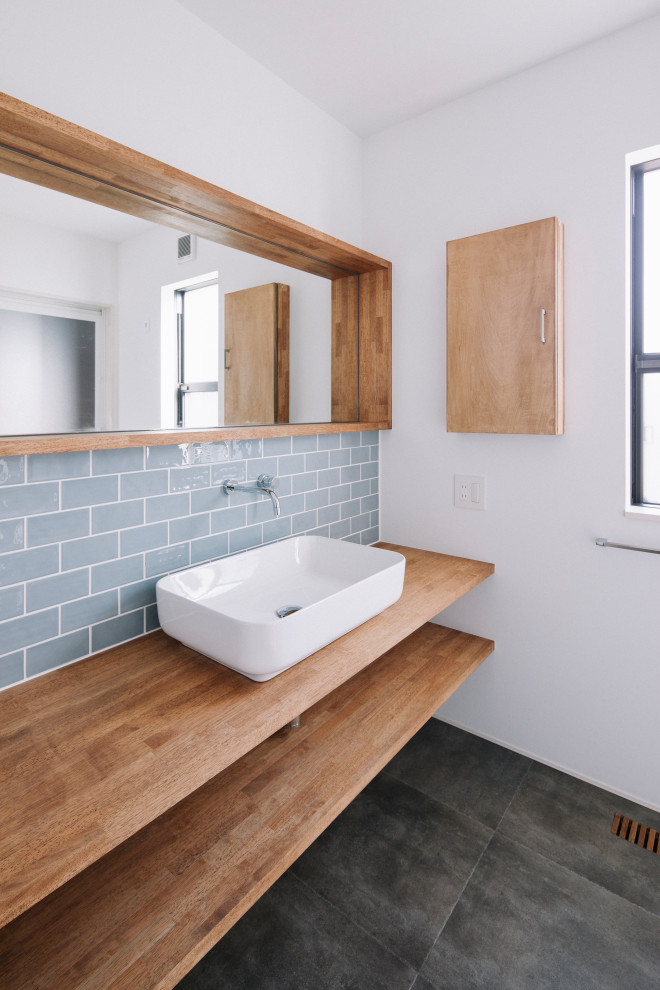 Moderne Gästetoilette mit offenen Schränken, Aufsatzwaschbecken, brauner Waschtischplatte und eingebautem Waschtisch in Sonstige