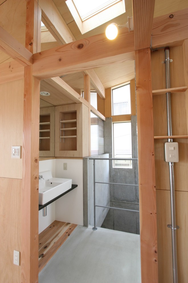 Inspiration for a traditional cloakroom in Tokyo Suburbs.