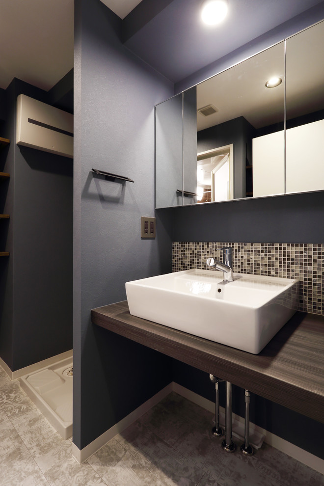 Kleine Moderne Gästetoilette mit schwarz-weißen Fliesen, grauen Fliesen, Mosaikfliesen, schwarzer Wandfarbe, Keramikboden und Aufsatzwaschbecken in Tokio
