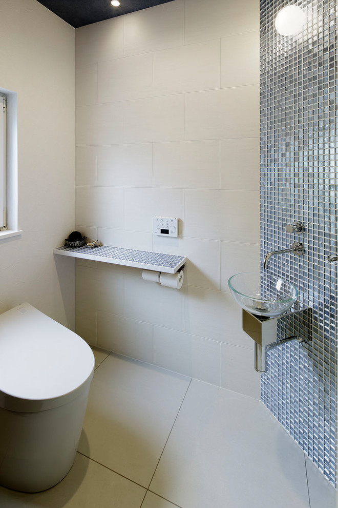 Immagine di un bagno di servizio contemporaneo con pareti bianche e pavimento bianco