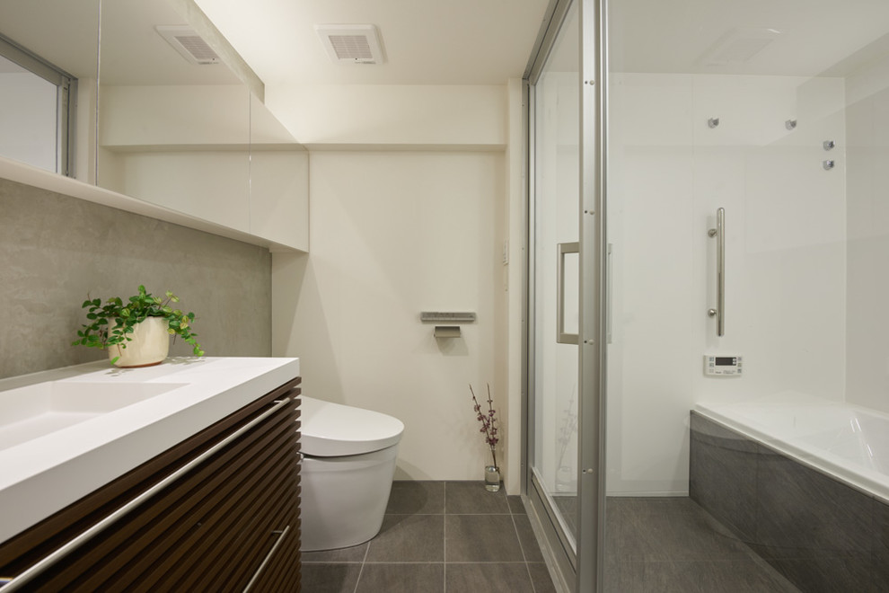 Foto de aseo minimalista con paredes blancas, lavabo integrado y suelo gris