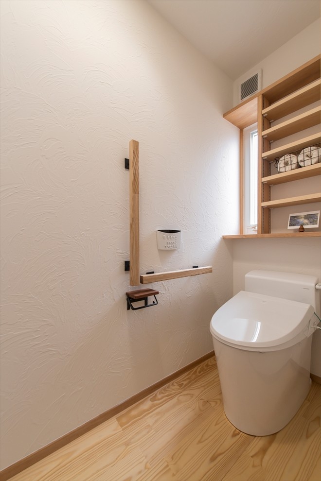 横浜にある北欧スタイルのおしゃれなトイレ・洗面所 (白い壁、淡色無垢フローリング、ベージュの床) の写真