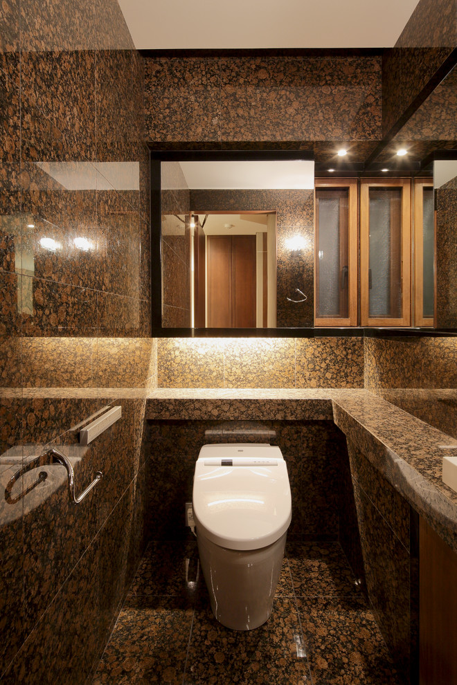京都にあるミッドセンチュリースタイルのおしゃれなトイレ・洗面所 (茶色いタイル、茶色い壁、茶色い床) の写真