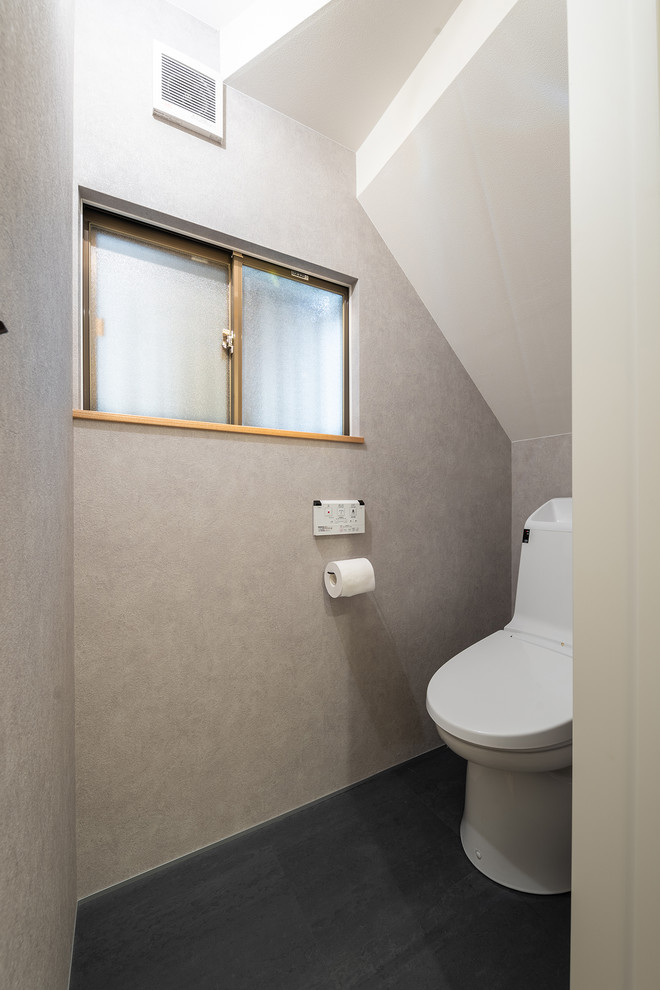 Идея дизайна: туалет в восточном стиле с серыми стенами и черным полом