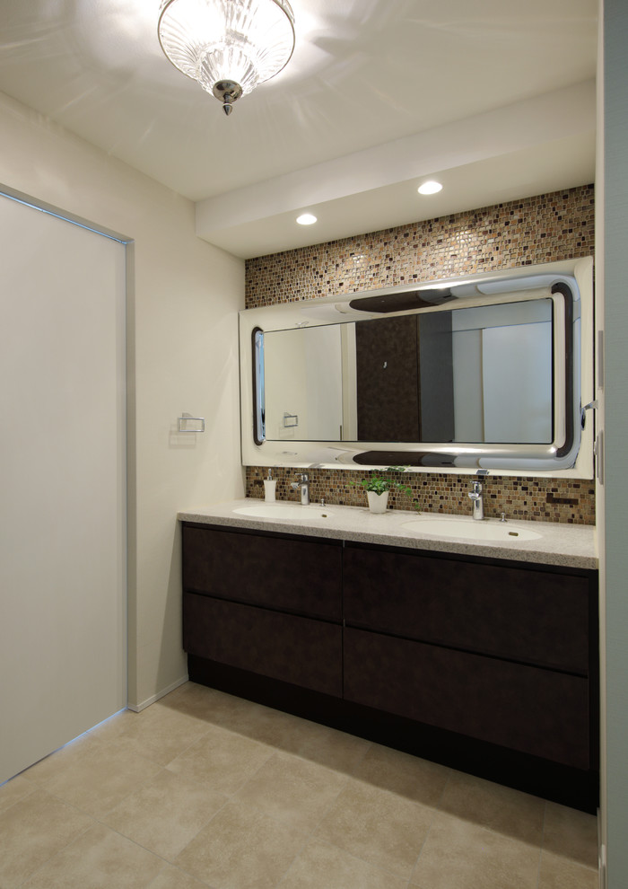 Idéer för att renovera ett mellanstort vintage toalett, med släta luckor, bruna skåp, beige kakel, vinylgolv, bänkskiva i akrylsten, vitt golv, vita väggar och ett integrerad handfat