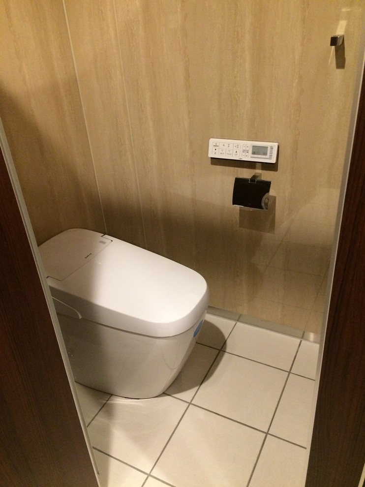 Immagine di un bagno di servizio moderno