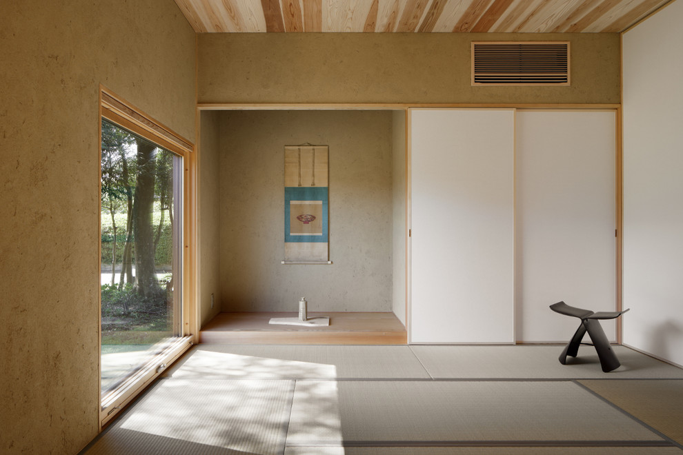 На фото: изолированная гостиная комната в восточном стиле с татами, зеленым полом и коричневыми стенами с
