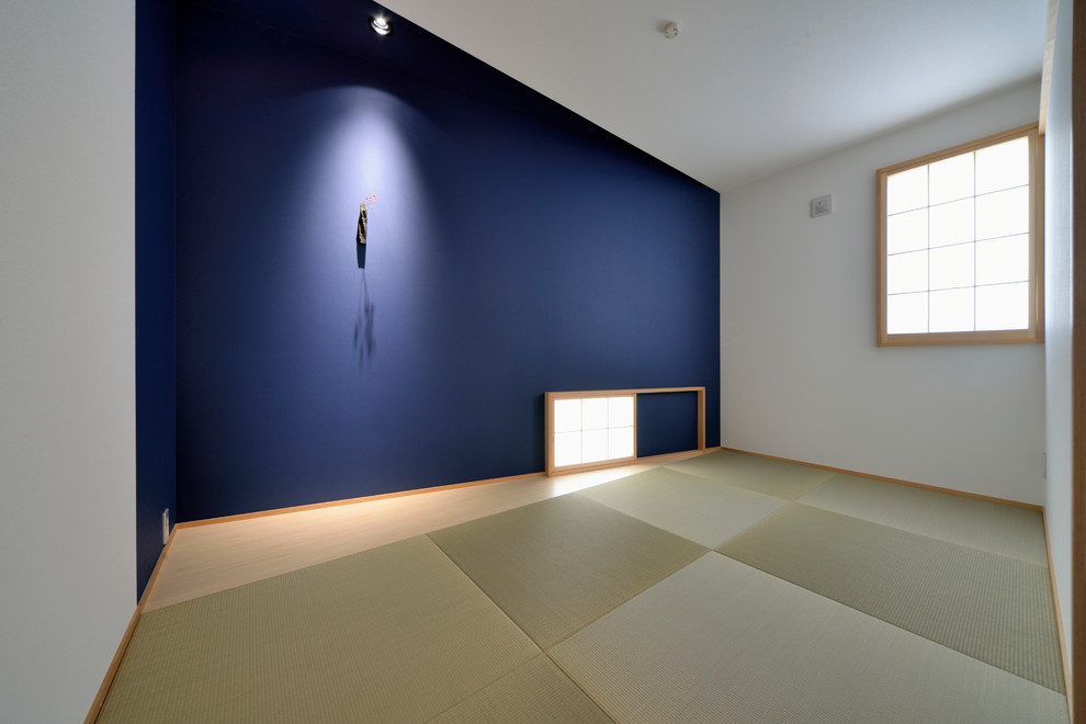 Exempel på ett asiatiskt allrum, med tatamigolv och blå väggar