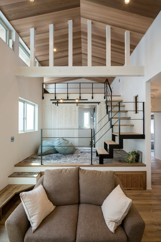 Источник вдохновения для домашнего уюта: гостиная комната в восточном стиле с белыми стенами, паркетным полом среднего тона и коричневым полом