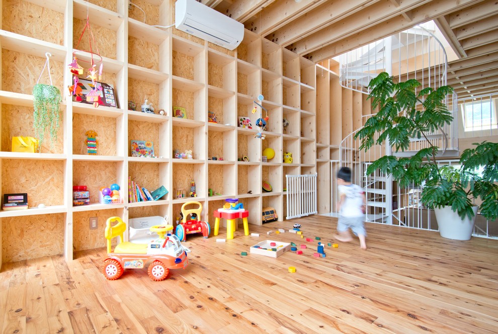 Fernseherloses Modernes Wohnzimmer ohne Kamin mit hellem Holzboden und brauner Wandfarbe in Tokio Peripherie