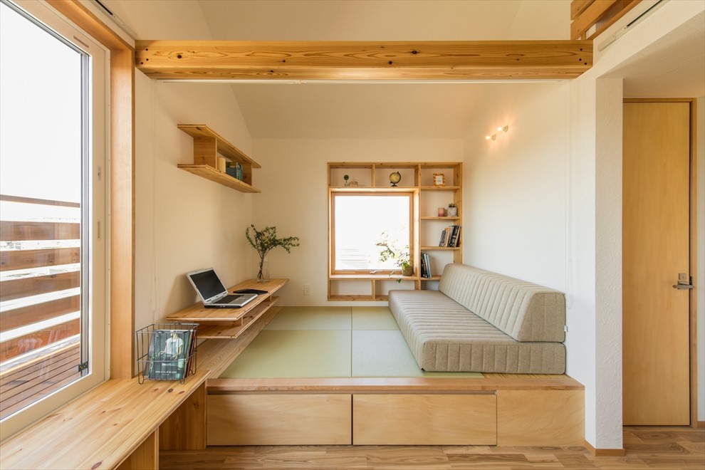 Diseño de sala de estar nórdica pequeña con paredes blancas, tatami y suelo verde