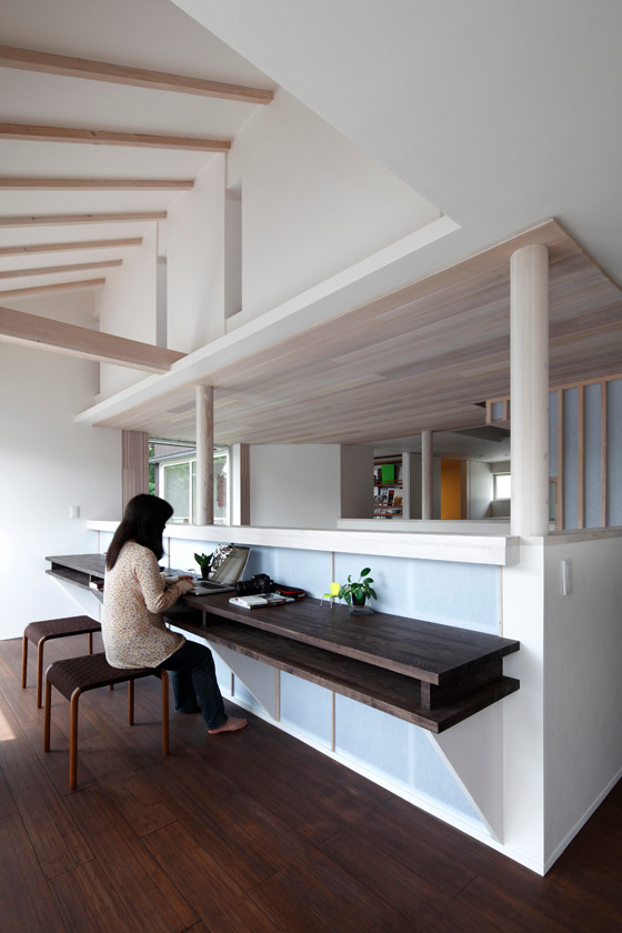 Diseño de sala de estar con biblioteca cerrada de estilo zen de tamaño medio con paredes blancas y suelo marrón