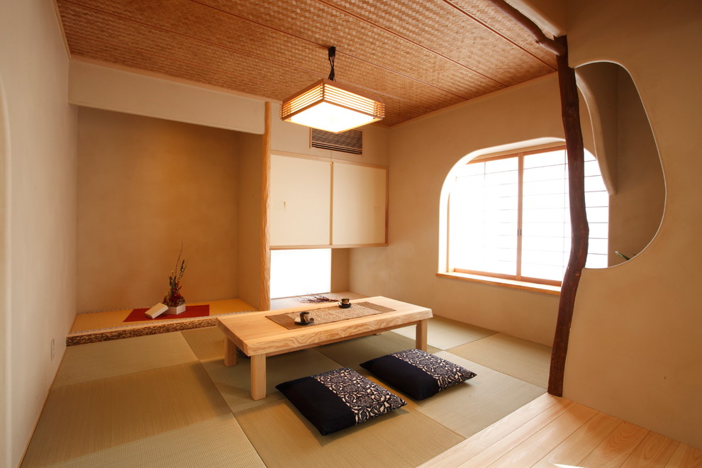 Idées déco pour une salle de séjour asiatique fermée avec un mur marron, un sol de tatami et un sol vert.