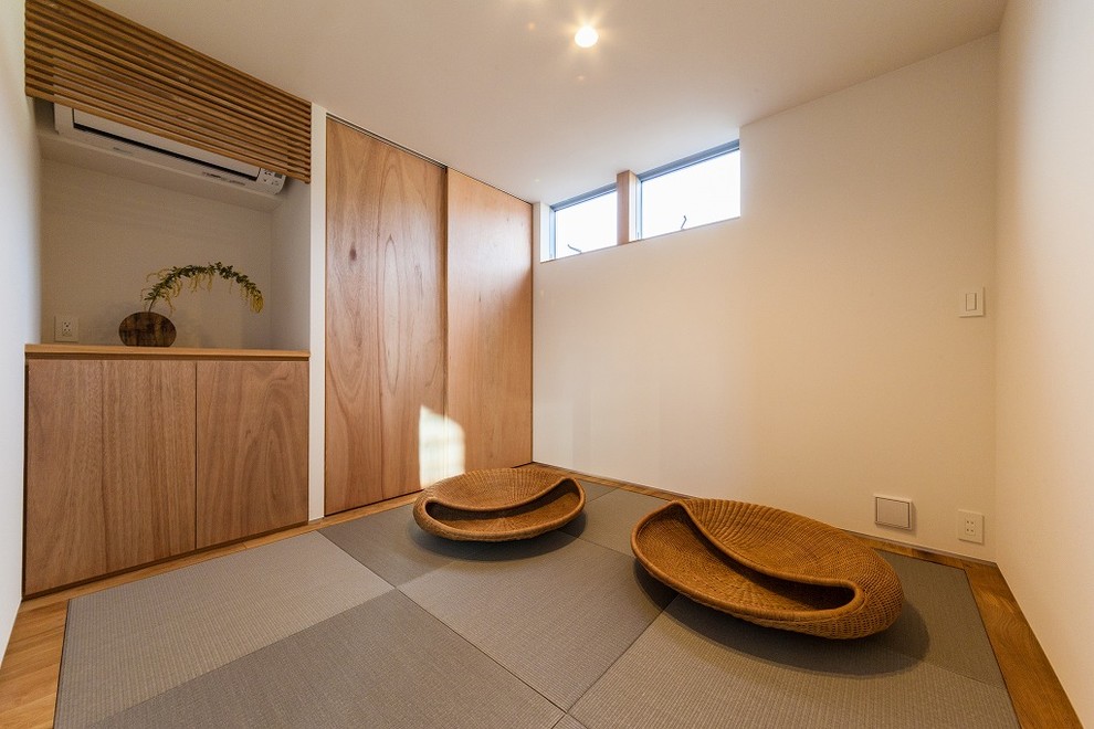 Diseño de sala de estar de estilo zen pequeña con paredes blancas, tatami y suelo gris