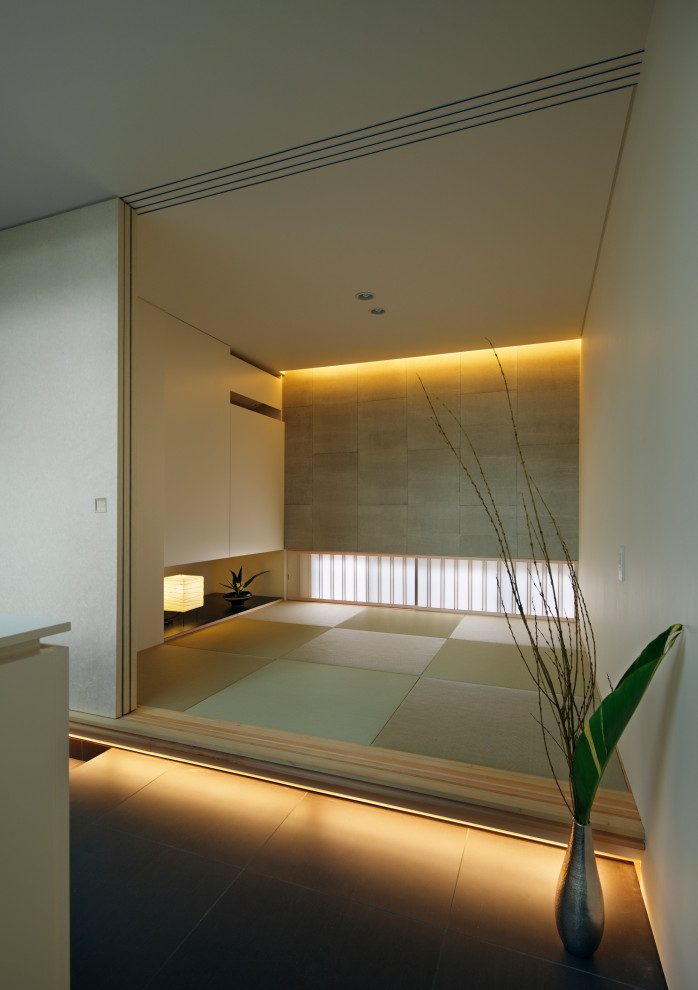 Abgetrenntes Modernes Wohnzimmer mit Tatami-Boden, grünem Boden, Tapetendecke und Tapetenwänden in Sonstige