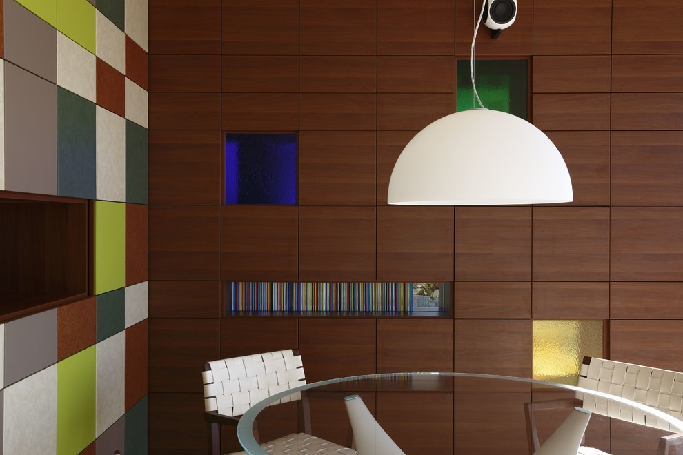 Foto de sala de estar abierta actual de tamaño medio sin chimenea y televisor con paredes multicolor