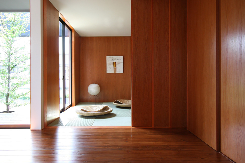 Ispirazione per un piccolo soggiorno etnico con pareti marroni, pavimento in legno massello medio e pavimento marrone
