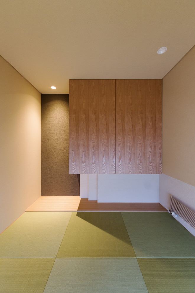 札幌にある和風のおしゃれなファミリールーム (白い壁、畳、緑の床) の写真
