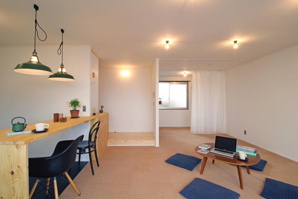 Foto di un soggiorno scandinavo aperto con pareti bianche, pavimento in sughero, pavimento marrone e soffitto in carta da parati