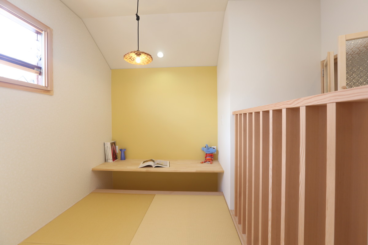 Свежая идея для дизайна: гостиная комната в скандинавском стиле с с книжными шкафами и полками, желтыми стенами, татами и желтым полом без телевизора - отличное фото интерьера
