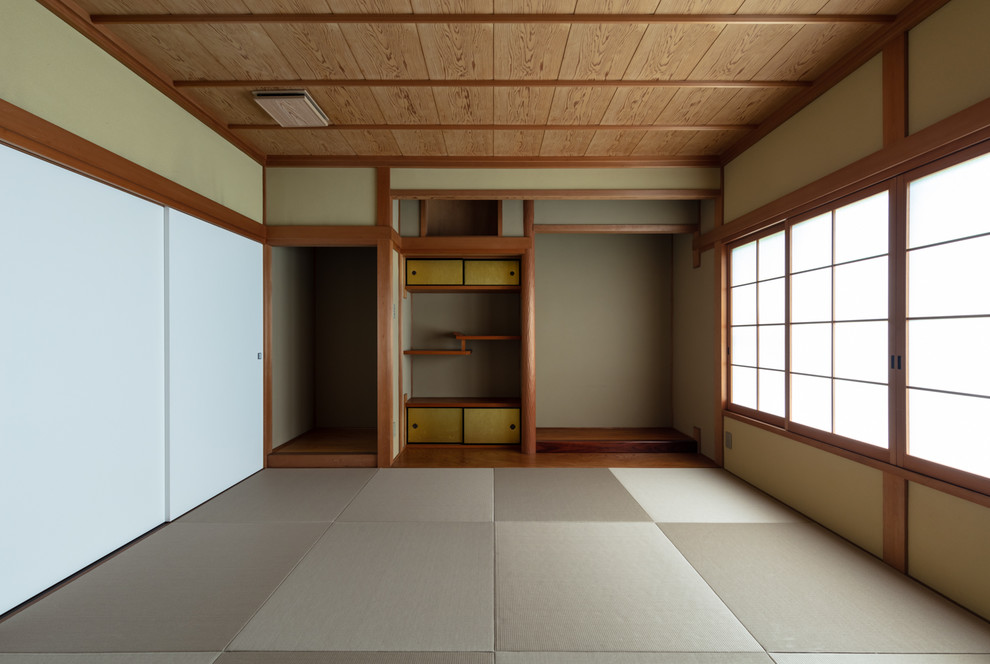 Example of an asian family room design in Kobe