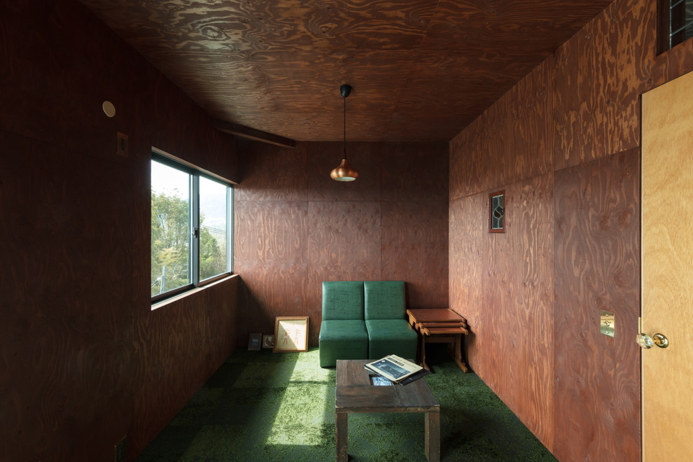 他の地域にあるミッドセンチュリースタイルのおしゃれなファミリールーム (茶色い壁、カーペット敷き、緑の床) の写真