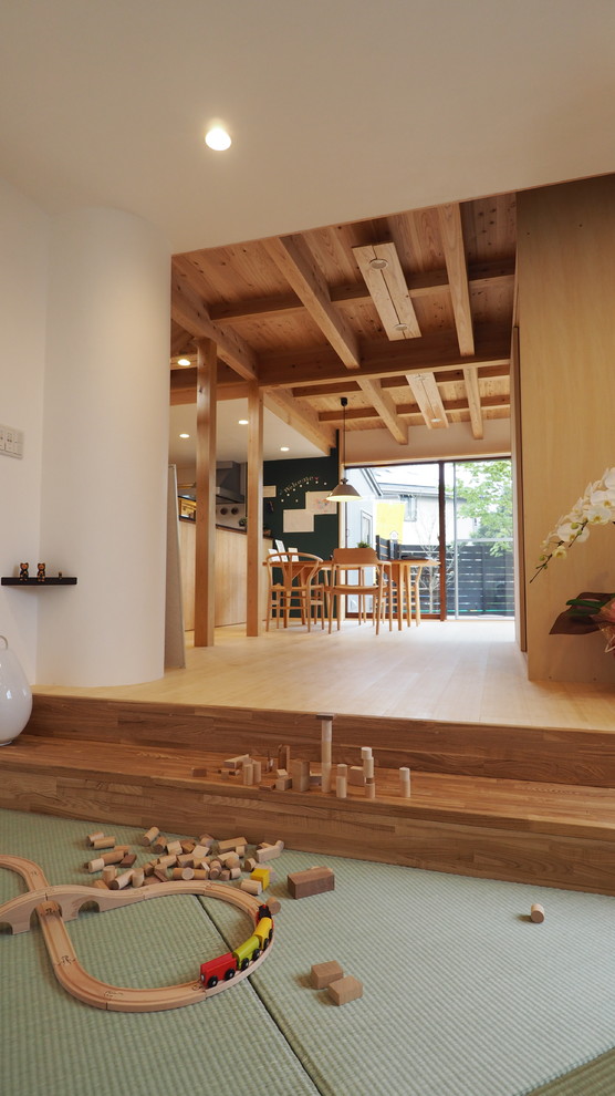 Foto de sala de estar abierta clásica renovada de tamaño medio con paredes blancas, tatami y televisor independiente