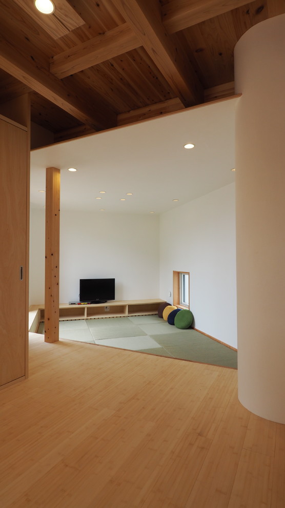 Ispirazione per un soggiorno chic aperto e di medie dimensioni con pareti bianche, pavimento in tatami, TV autoportante, sala giochi, nessun camino e pavimento beige