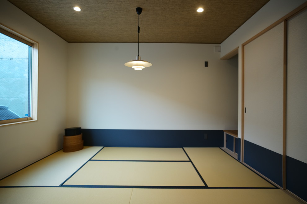 Пример оригинального дизайна: изолированная гостиная комната в скандинавском стиле с разноцветными стенами, татами и бежевым полом без камина
