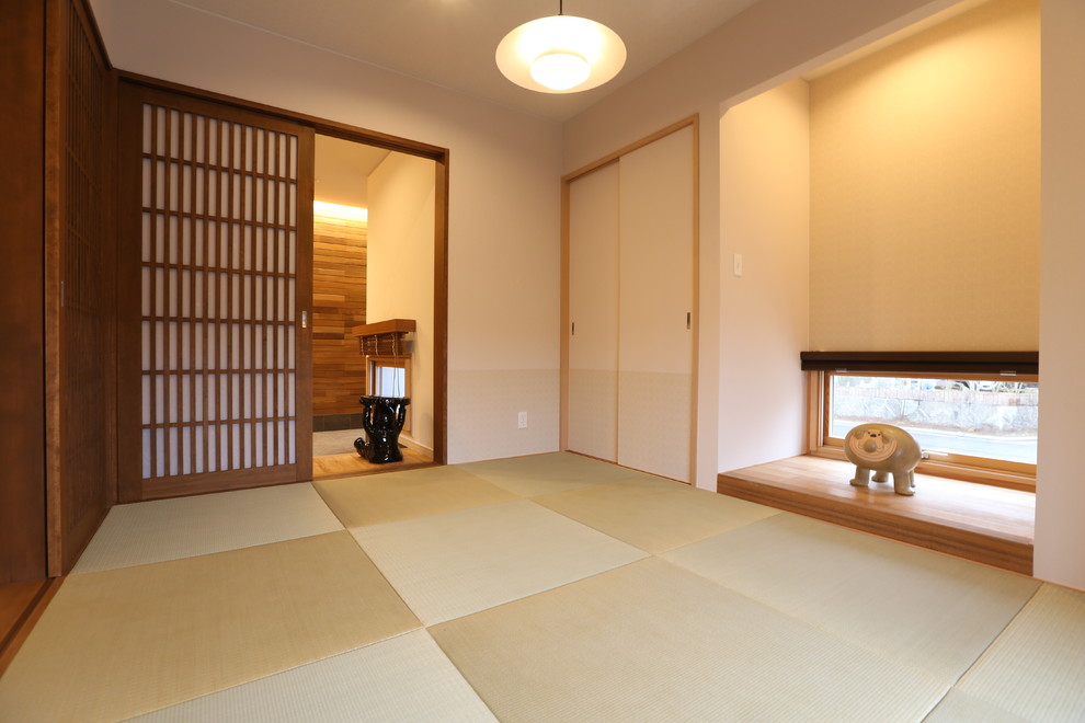 Idées déco pour une salle de séjour asiatique fermée avec un mur blanc et un sol de tatami.