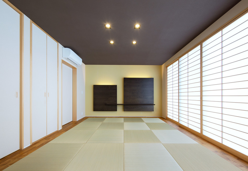 Abgetrenntes Asiatisches Wohnzimmer mit bunten Wänden, Tatami-Boden und grünem Boden in Fukuoka