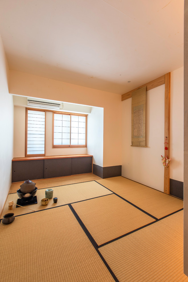 Abgetrenntes Asiatisches Wohnzimmer mit weißer Wandfarbe, beigem Boden und Tatami-Boden in Yokohama
