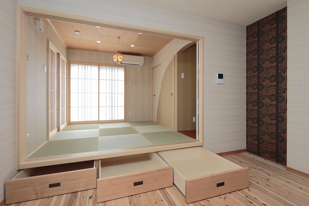 Diseño de sala de estar asiática con paredes beige, tatami y suelo verde