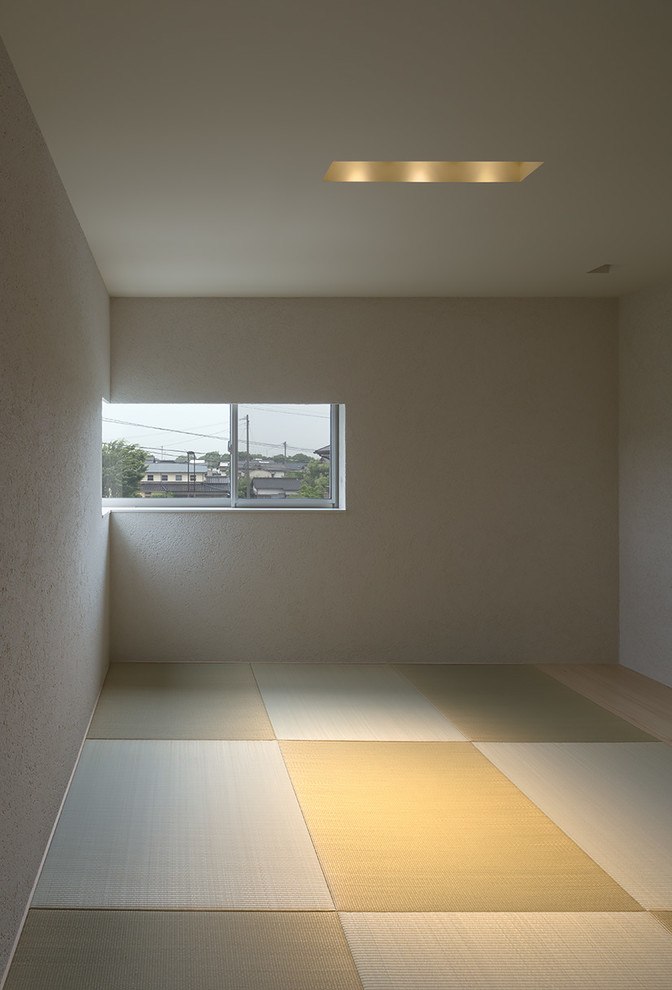 Idee per un piccolo soggiorno minimalista chiuso con pareti bianche, pavimento in tatami, nessuna TV e pavimento beige