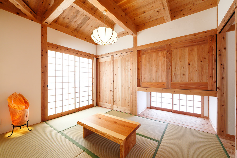 Réalisation d'une salle de séjour asiatique avec un mur blanc, un sol de tatami et un sol vert.