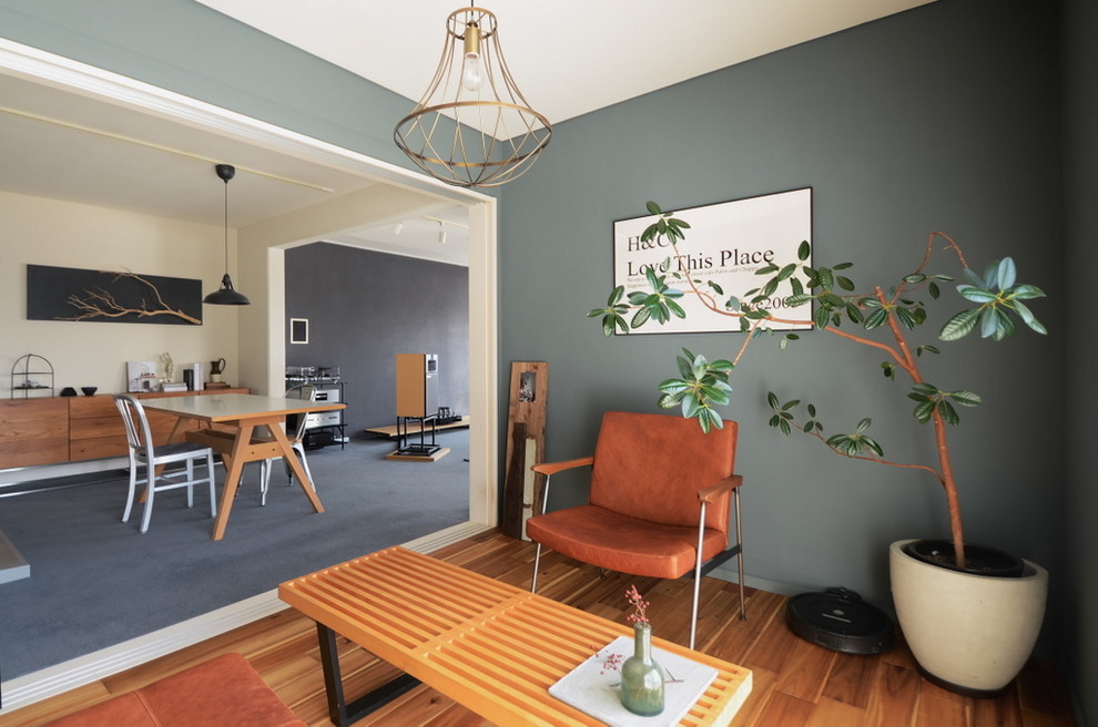 Immagine di un soggiorno industriale con pareti grigie, pavimento in legno massello medio e pavimento marrone