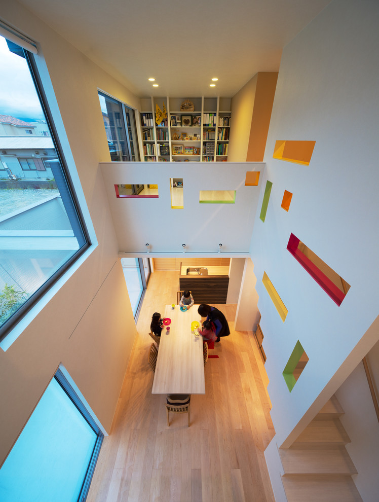 Kleines, Fernseherloses Modernes Wohnzimmer mit brauner Wandfarbe und Tatami-Boden in Fukuoka