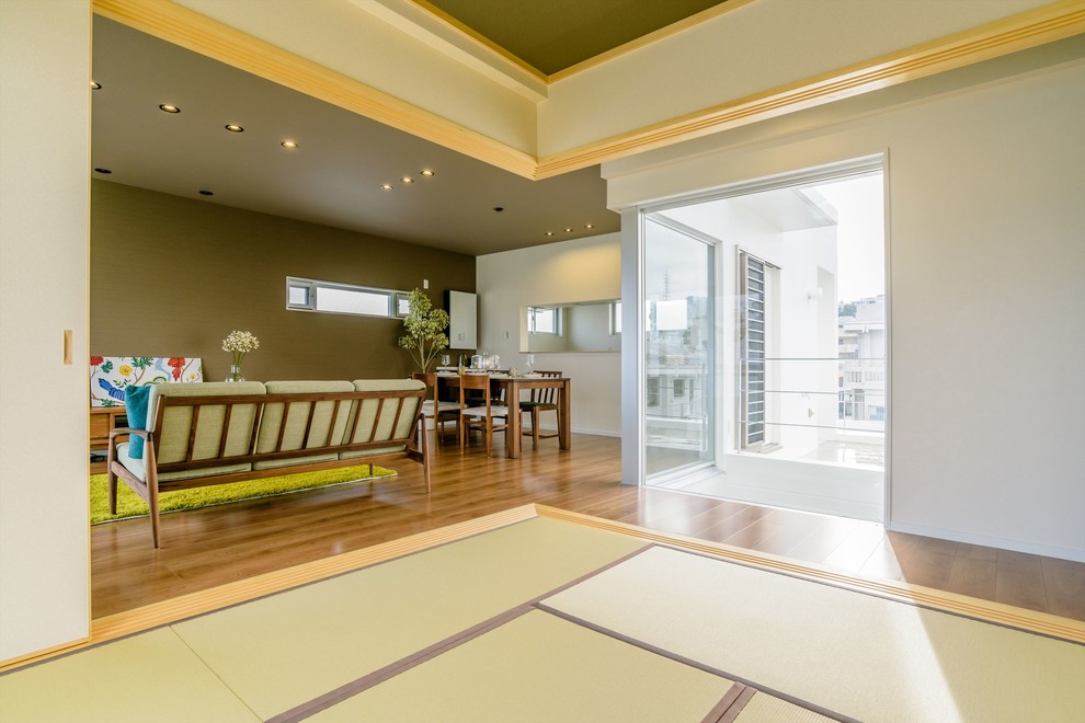 Diseño de sala de estar de estilo zen con paredes beige, tatami y suelo verde