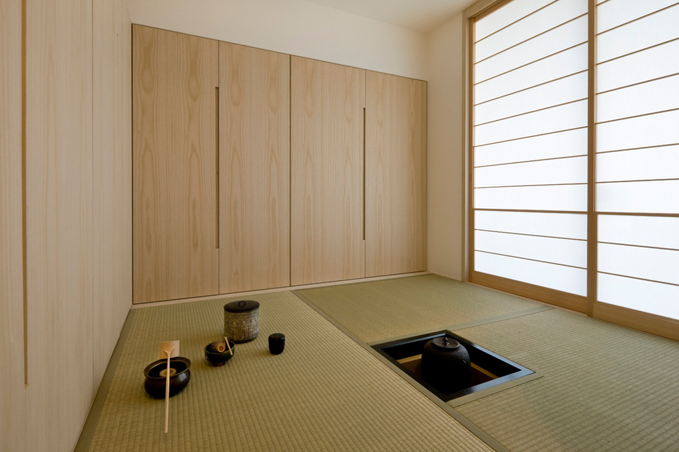 東京都下にあるアジアンスタイルのおしゃれなファミリールーム (白い壁、テレビなし、畳、暖炉なし、緑の床) の写真