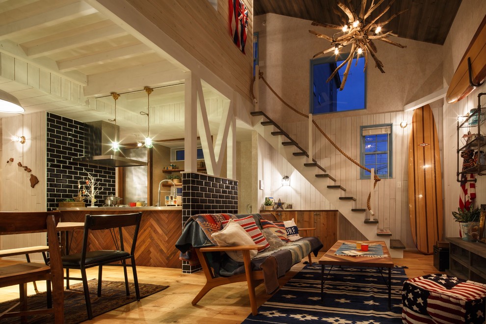 Maritimes Wohnzimmer mit weißer Wandfarbe und hellem Holzboden in Sonstige