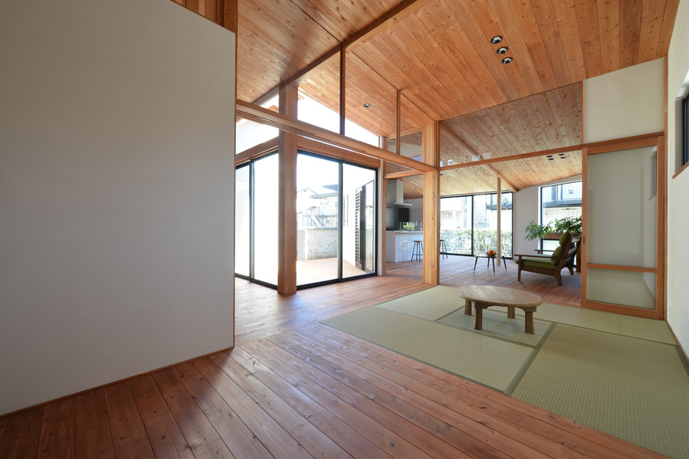 Стильный дизайн: гостиная комната в восточном стиле с белыми стенами, татами и зеленым полом - последний тренд