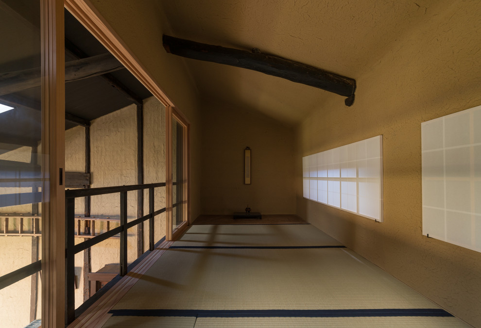 Idee per un soggiorno etnico con pareti beige e pavimento in tatami