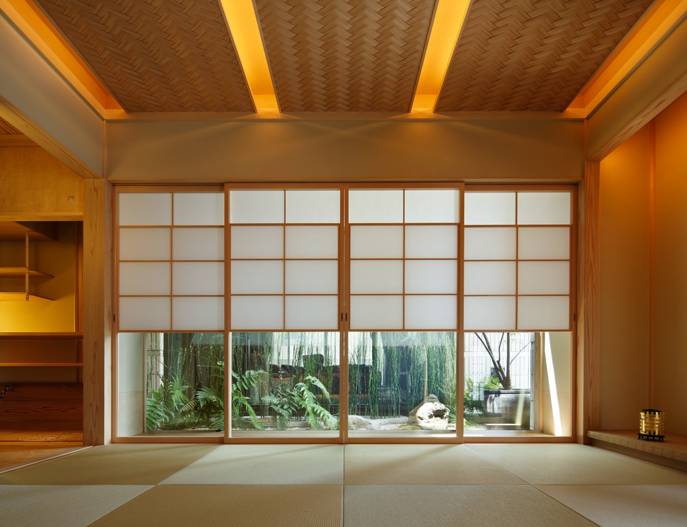 Asiatisk inredning av ett allrum, med tatamigolv och grönt golv