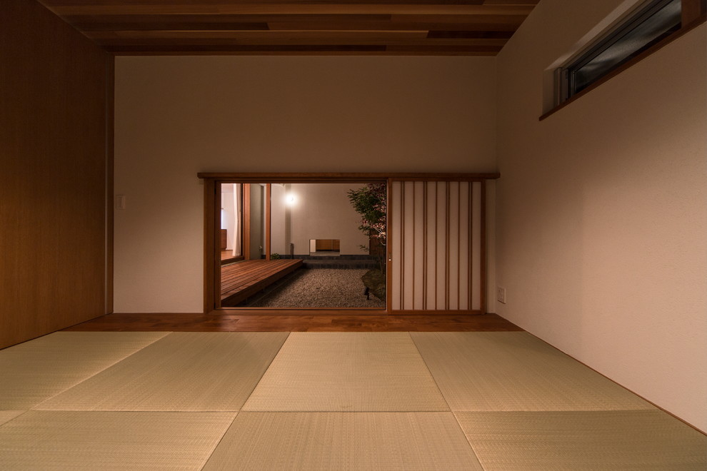 名古屋にあるアジアンスタイルのおしゃれなファミリールーム (白い壁、畳) の写真