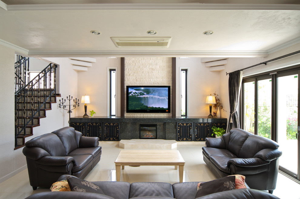 Aménagement d'une salle de séjour classique avec un sol en marbre, un téléviseur fixé au mur, un sol blanc et canapé noir.