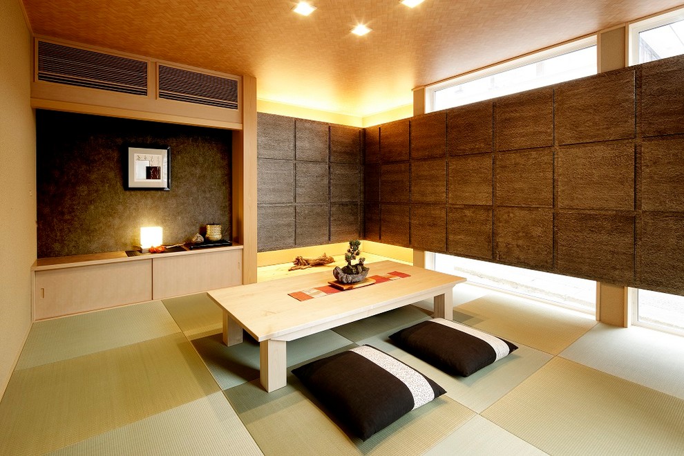 名古屋にあるアジアンスタイルのおしゃれなファミリールーム (茶色い壁、畳、緑の床) の写真
